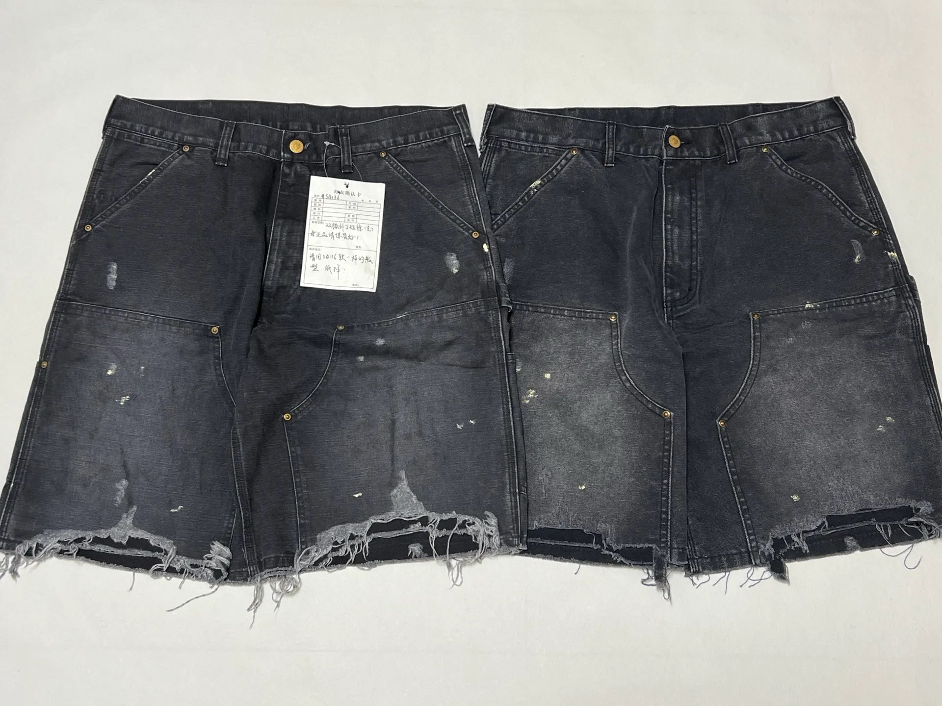 Original proofing SAINT Mxxxxxx DOUBLE KNEE SHORTS/BLK Knee patches splashed with ink, washed and damaged denim shorts. Washed black S-XL. Custom woven and dyed denim fabric with clear texture. Heavy washing and water fading to create local mottled fading/hole effects. Artificial distressing to simulate natural wearing marks. VINTAGE sense. Original consistent damage treatment. Hand splashed ink and paint. Original consistent wash mark/pocket mark. Double knee patches. Rivet reinforcement. Improve functionality while enhancing design
